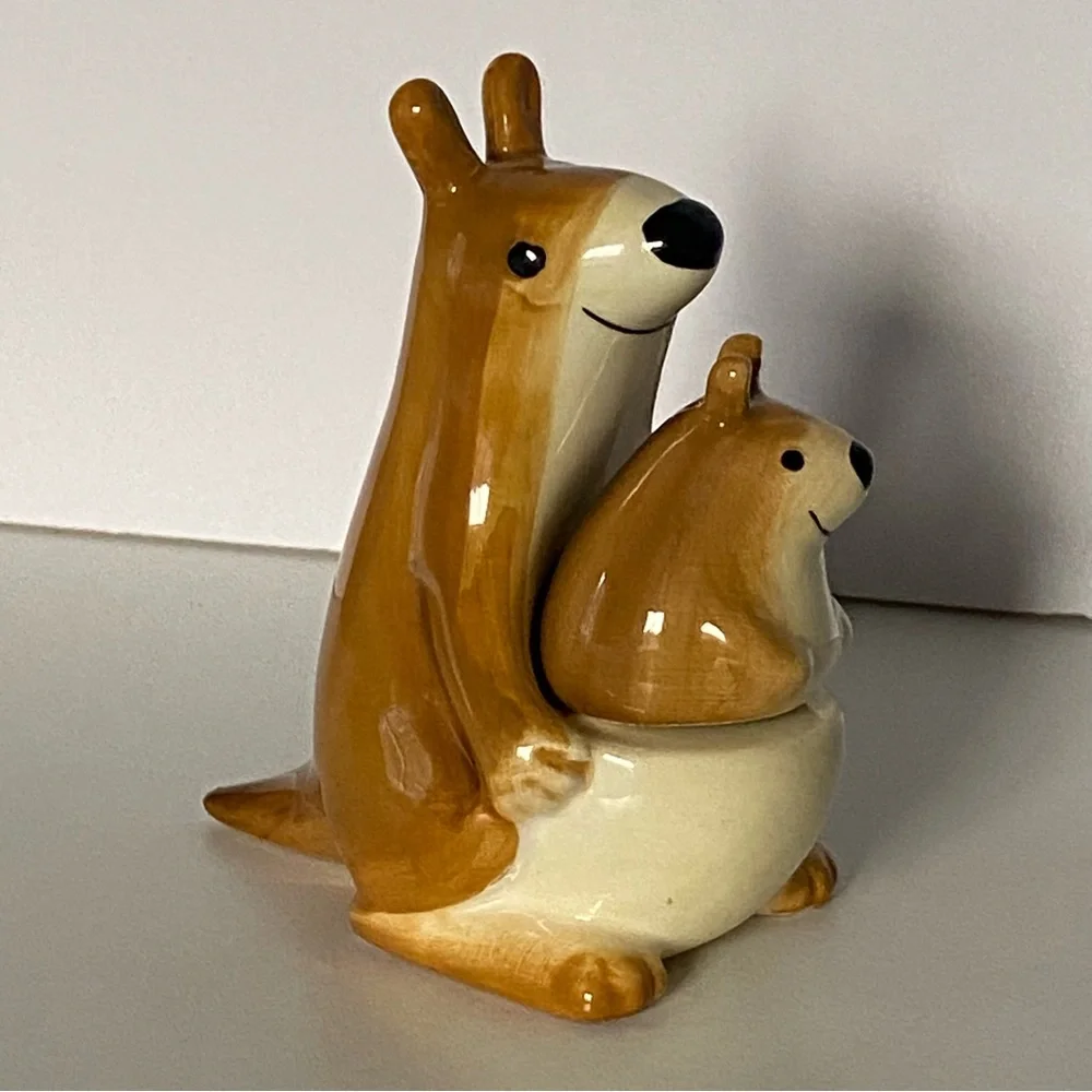 Vintage Salt Pepper Shakers Kangaroo Joey Pouch 2 Piece Kitsch Urban Outfitters - Picture 1 of 16